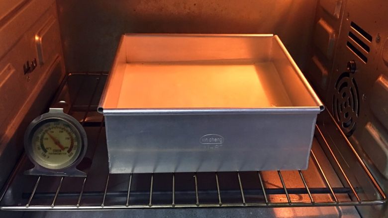 酸奶戚风蛋糕,烤箱预热至130度，模具送入烤箱。