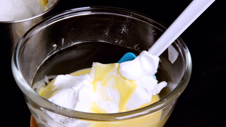 酸奶戚风蛋糕,取三分之一的蛋白进蛋黄糊中。