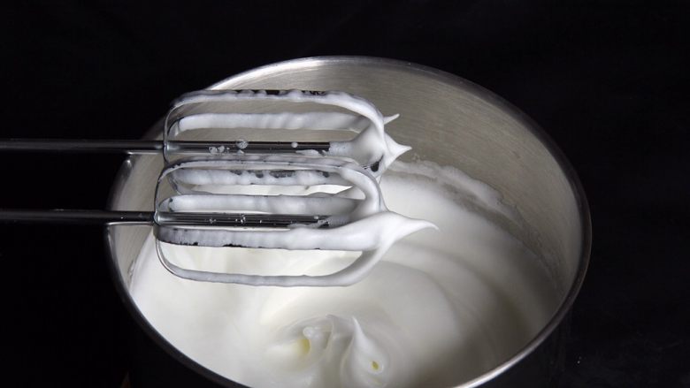 酸奶戚风蛋糕,加入三分之一的细砂糖，用打蛋器搅拌50圈，打蛋头上出现倒垂的小弯钩。