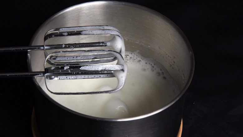 酸奶戚风蛋糕,用打蛋器搅拌30圈左右，蛋白颜色变浅，有大量粗泡。