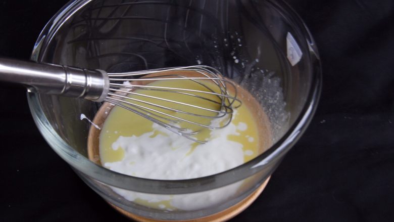 酸奶戚风蛋糕,加入酸奶，继续搅拌均匀。