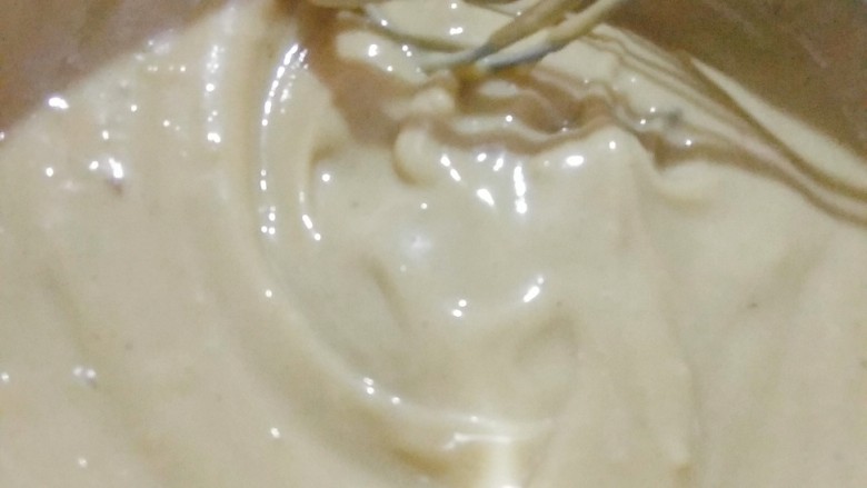 网红脏脏蛋糕~~安安原创食谱,小火加热,全程不停用手抽搅拌,防止糊底粘锅,直至卡仕达酱熬煮到丝滑,还可以流动的状态,离火,把奶锅坐冷水盆里冷却,待用;