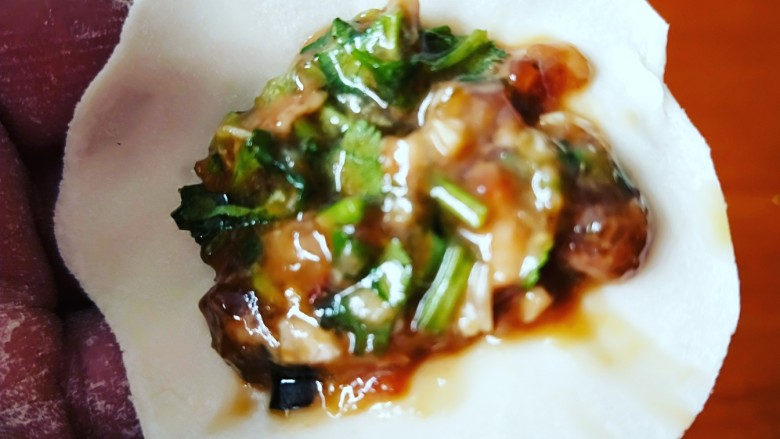 猪肉香菜灌汤水饺,装上馅料,馅料软软的,汤所在馅中,可不会有汤流出,煮熟,汁才会出来。