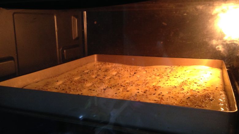肉松面包卷,入预热好的烤箱,180度、中层、上下火烤15分钟
