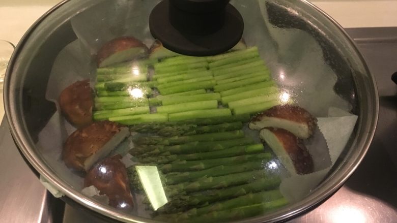 腌烤芦笋香菇,盖起来!中火!5分钟!
