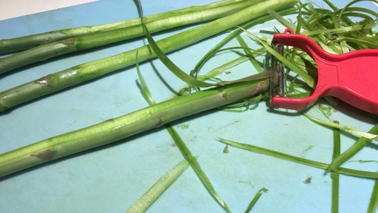 腌烤芦笋香菇,芦笋刮去外皮