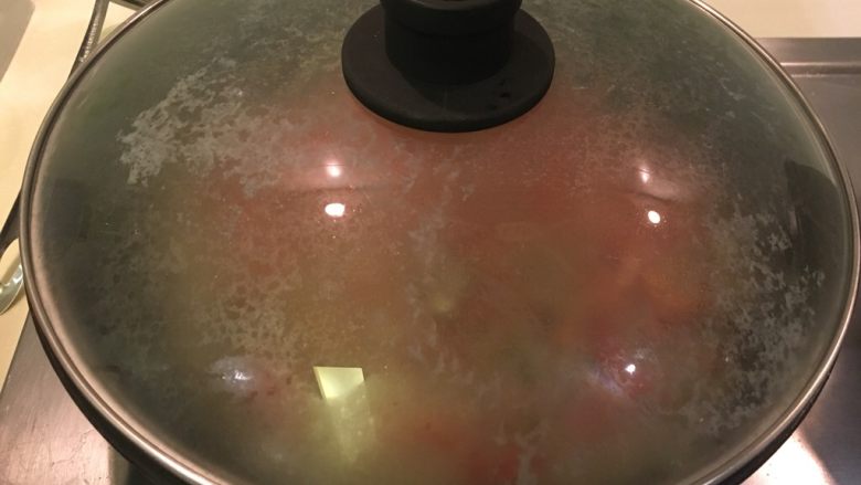 普罗旺斯风味番茄烩大虾,盖起来,中小火焖煮10分钟