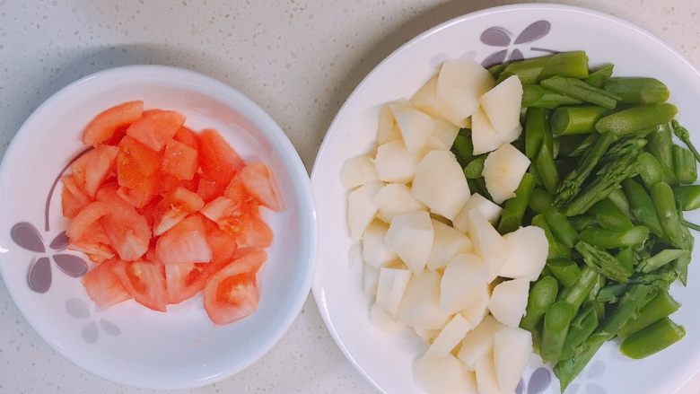 👩🏻🍳🥗三蔬汇🥗👩🏻🍳,将飞水冷却好的蔬菜改刀,山药去皮,番茄去皮去蔕改刀。