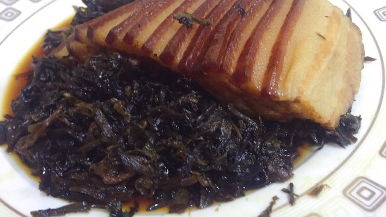 梅菜扣肉,开锅把碗扣在盘子上，美味的梅干菜扣肉完成了