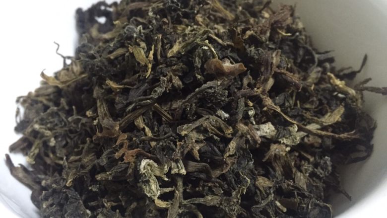 梅菜扣肉,梅干菜用热水烫一下，这个是开袋即食无需泡，烫完把水倒掉，梅干菜铺在肉上面，隔水蒸30-50分钟，时间越久肉的口感越好