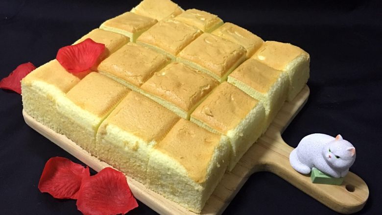 酸奶戚风蛋糕,冷却后3小时脱模，好吃的酸奶蛋糕完成了。