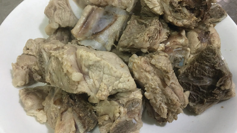 药材肉骨茶,大概10-15分钟可以捞起放一边.