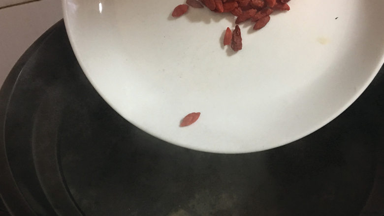 药材肉骨茶,最后入枸杞.
大火烧开后, 小火煮大概2个小时就可以了.
