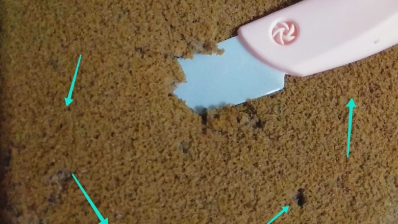 网红脏脏蛋糕~~安安原创食谱,把戚风蛋糕内部一圈都用小刀以45度斜角方式插入,旋转一圈;