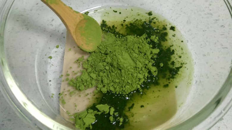 抹茶布丁,在大碗中放5g抹茶粉,然后先倒入少许纯净水将抹茶粉拌匀,这样可以避免后面与牛奶混合时结小块~