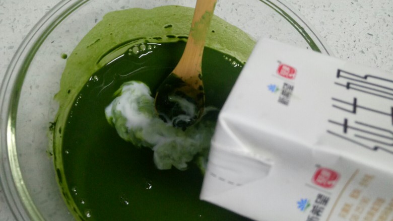 抹茶布丁,在拌匀的抹茶浆中倒入牛奶150g,搅拌均匀~
