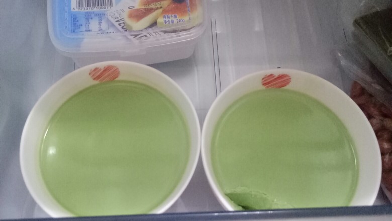 抹茶布丁,等待抹茶奶浆变到室温,就可以转移到冰箱保险层冷藏3~4小时~