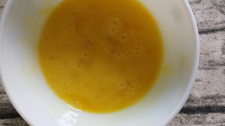 金黄煎馒头片,打入碗中,打散搅匀