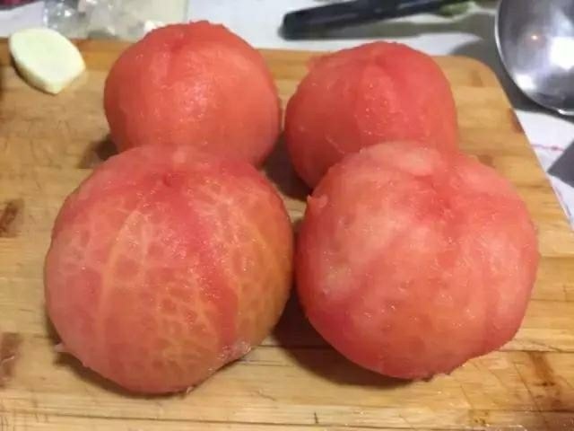 番茄炖牛腩,剥好皮备用