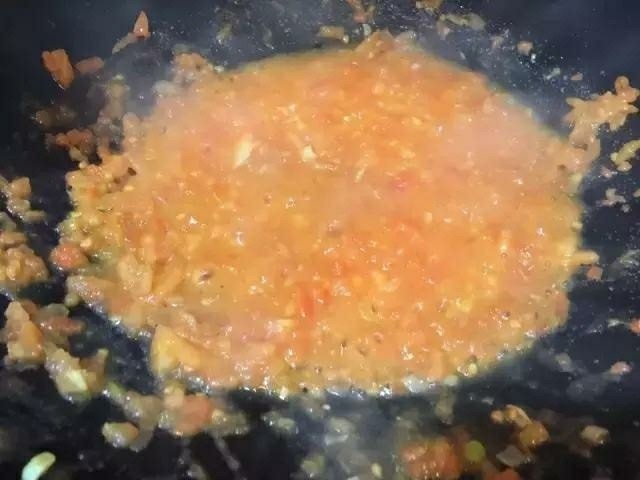 番茄炖牛腩,锅中放油量葱姜放入锅中炒香加入番茄小块翻炒出水