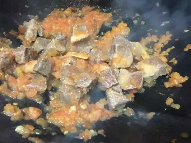 番茄炖牛腩,放入牛腩翻炒