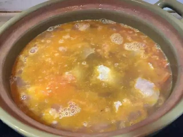 番茄炖牛腩,加入水没过食材,加入大块番茄小火炖半个小时