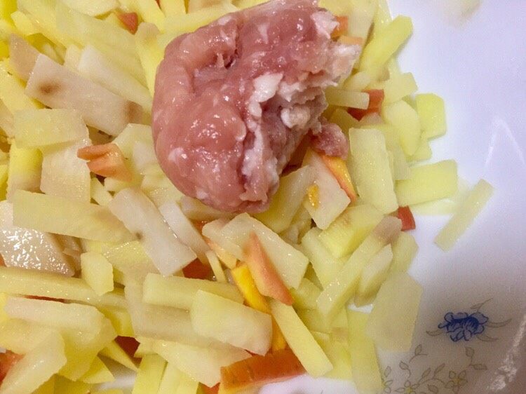 海藻肉沫土豆心,取出微波炉的土豆丁放入肉沫,老姜末