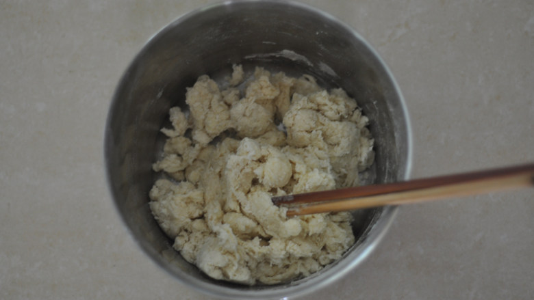 椰蓉面包卷,所有材料除<a style='color:red;display:inline-block;' href='/shicai/ 887'>黄油</a>外,放入和面桶,用筷子搅拌成絮状(预留10g清水出来调整)