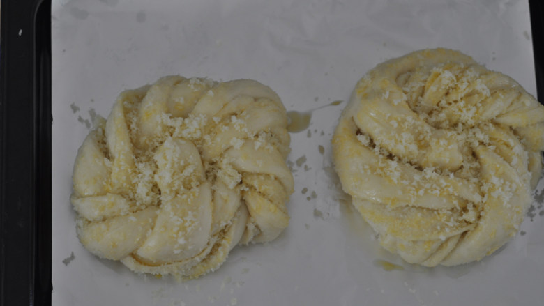 椰蓉面包卷,发酵好的面包,刷上蛋液,撒上刚才收集回来的椰蓉