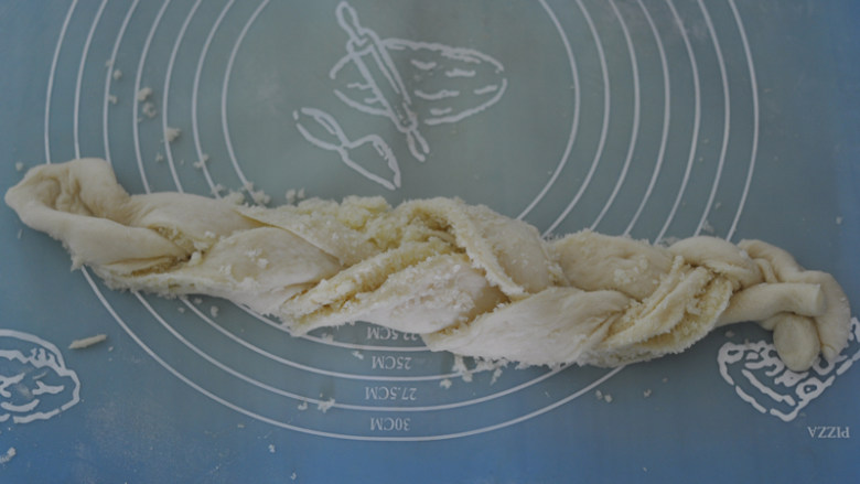 椰蓉面包卷,编成3股辫,把散落的椰蓉刮到一边,收集起来,后面还有用