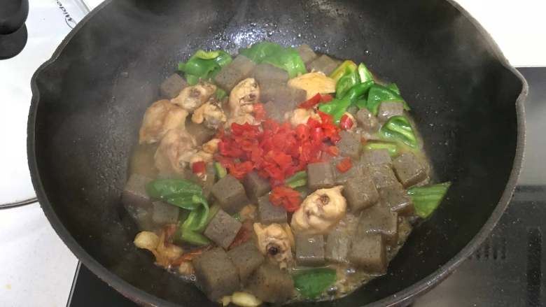 剁椒魔芋炒鸡翅,倒入调料,加入少许水再加上<a style='color:red;display:inline-block;' href='/shicai/ 803'>剁椒</a>,焖煮3分钟