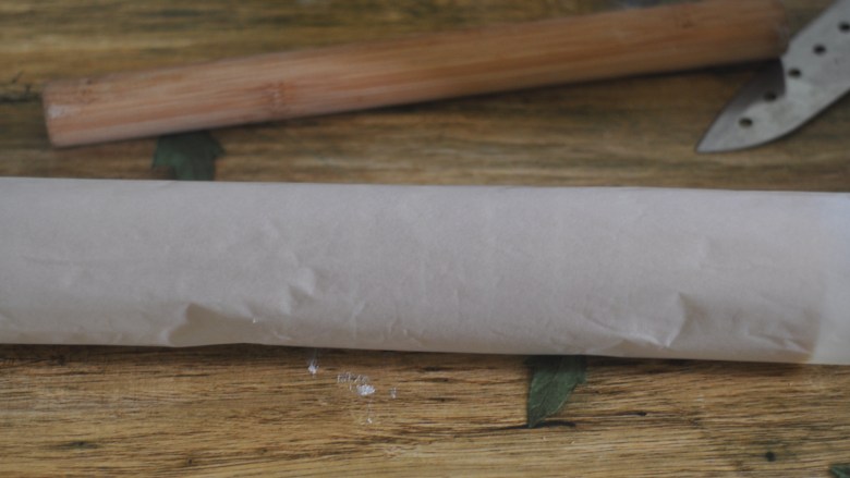 蒙布朗蛋糕卷,卷起来,放冰箱冷藏定型