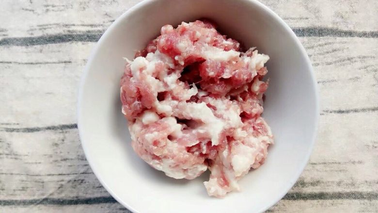 胡萝卜青椒肉末汁,准备好搅拌好的<a style='color:red;display:inline-block;' href='/shicai/ 442'>肉末</a>装碗中