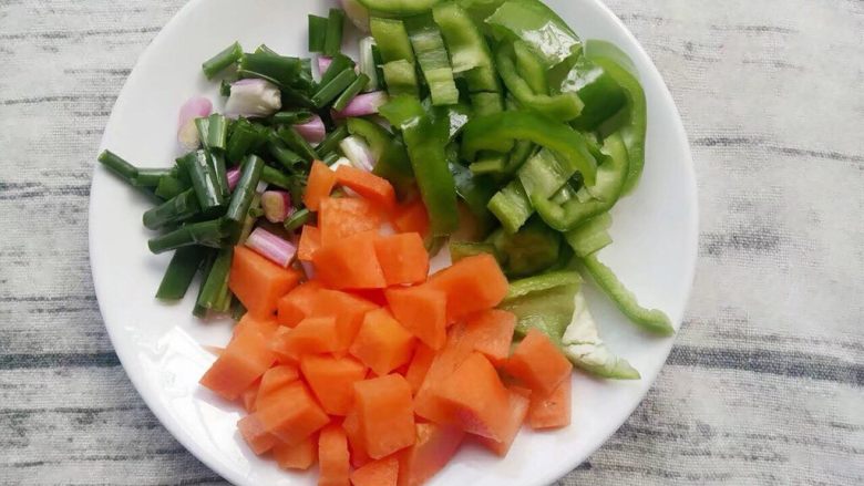 胡萝卜青椒肉末汁,葱,青椒和胡萝卜全切小