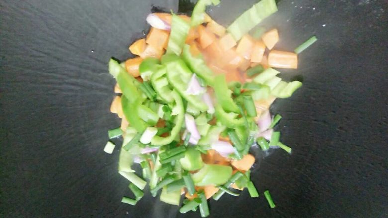 胡萝卜青椒肉末汁,再加入葱和青椒翻炒
