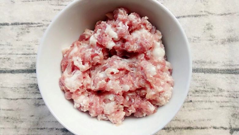 胡萝卜青椒肉末汁,肉末和玉米淀粉搅拌均匀
