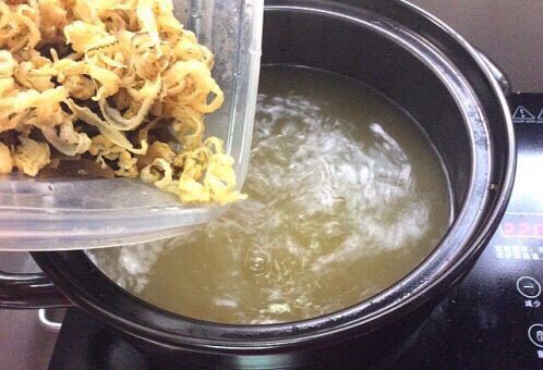 蛋丝酸辣汤,汤锅烧开,放入扇贝边和木耳丝煮两分钟