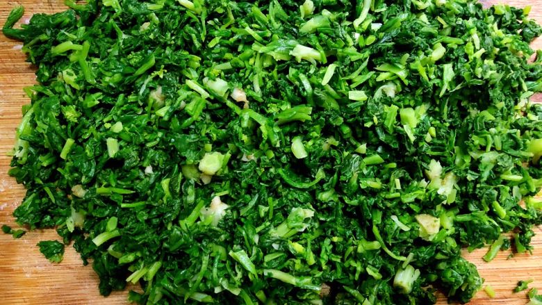 荠菜饺子,浸泡好的荠菜拧干水分,切成碎末