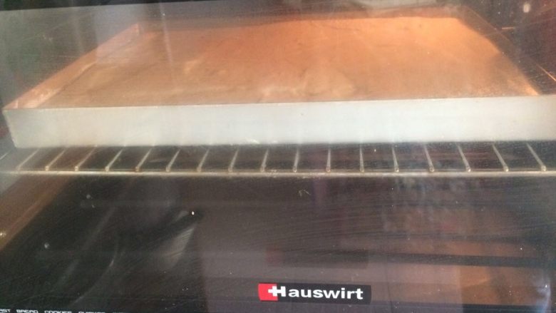 极致柔软的戚风卷,烤箱提前10分钟预热,中层,上下火140度35分。