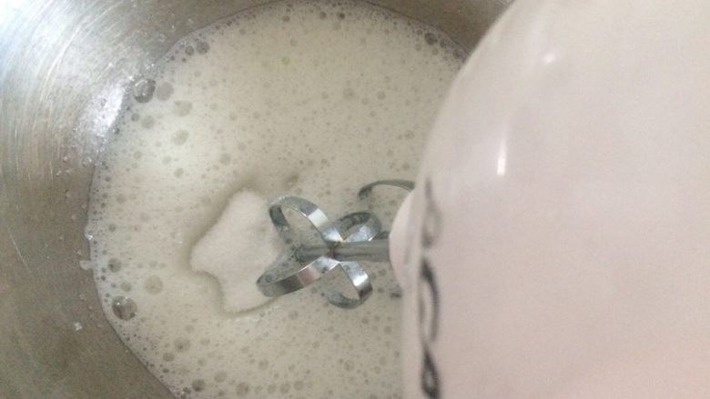 极致柔软的戚风卷,紧接着打发蛋白,蛋白盆里加入醋,用电动打蛋器低速打发,打到蛋白呈鱼眼泡状态,加入三分之一的细糖。