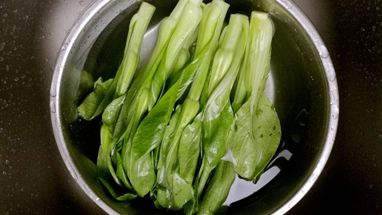 白灼菜心,<a style='color:red;display:inline-block;' href='/shicai/ 3239'>菜心</a>摘去老叶,用清水冲洗干净后浸泡10分钟。