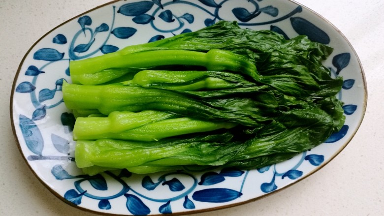 白灼菜心,捞出菜心,摆在盘中。