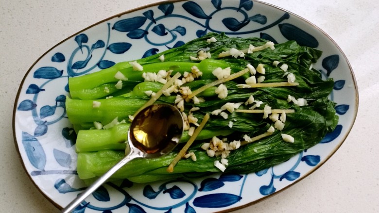 白灼菜心,放入1小勺芝麻油。