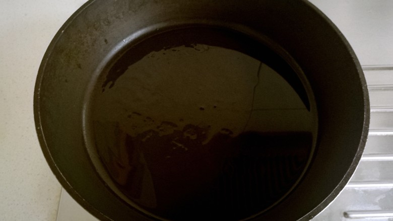 白灼菜心,锅中放油烧热,油烧至微微冒烟。