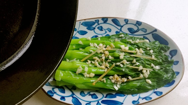 白灼菜心,将油均匀的淋在菜心上即可。