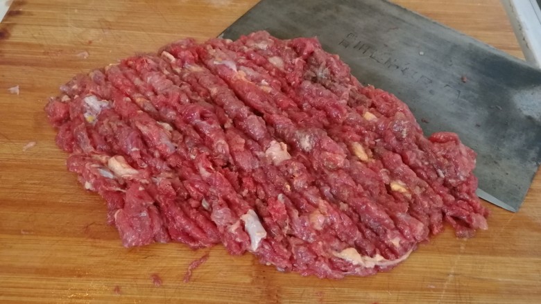 驴肉烧卖,剁肉馅(如图)