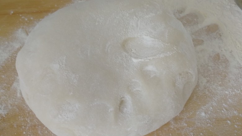驴肉烧卖,用开水烫面,边加边搅拌(忘记拍照了),和好的面。