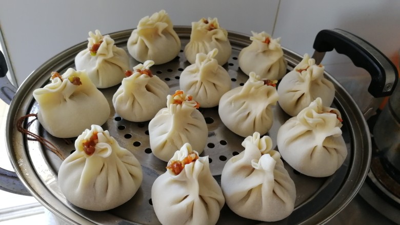 驴肉烧卖,放进冷锅里,蒸屉抹油。