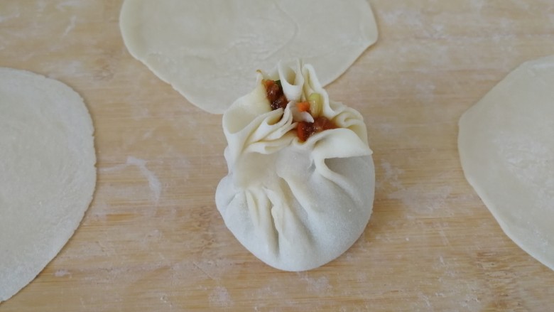 驴肉烧卖,开始包烧卖(我也是第一次学着包,不是很漂亮),跟包包子差不多。(如图)