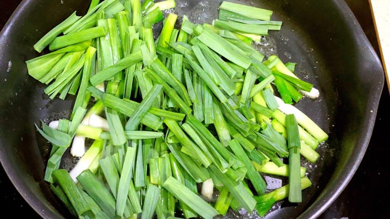 大蒜炒蛋,再放入叶子,一起翻炒1分钟